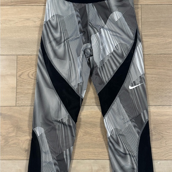 Nike Pro Women’s Black and Gray Hypercool Frequency Leggings with Mesh - Picture 3 of 15